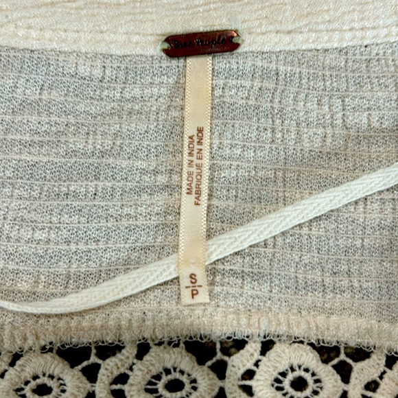 FREE PEOPLE - beautiful crochet boho top with crochet pattern. - Picture 3 of 4